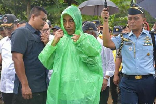 Hujan deras mendadak turun saat Presiden RI Joko Widodo meninjau langsung lokasi banjir bandang di Desa Sukajaya, Bogor.
