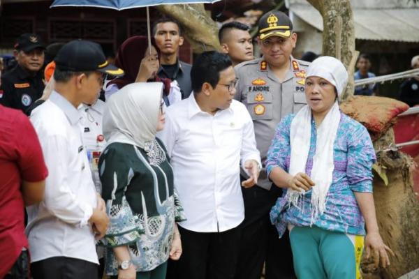 Abdul Halim saat mengunjungi posko pengungsian di Gedung PGRI Sajira, Lebak, Banten pada Rabu (8/1).