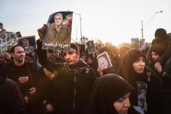 Bentrokan dimulai ketika jutaan pelayat membawa tubuh Soleimani dari Lapangan Azadi Kerman ke lokasi pemakamannya di pemakaman para martir. 