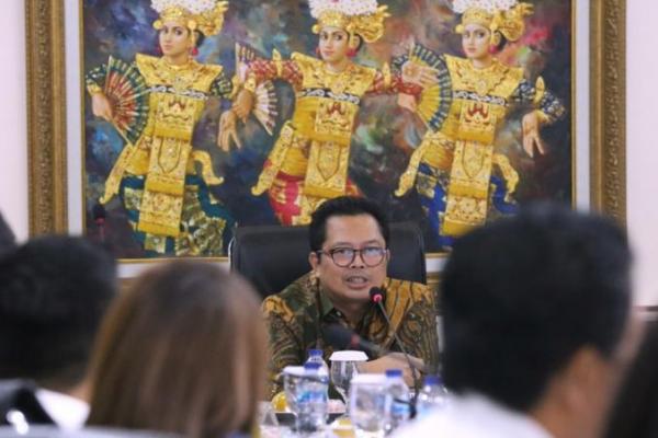 Wakil Ketua DPD RI, Mahyudin, melakukan pengawasan pelaksanaan pilkada di Kalimantan Barat dengan menggelar rapat kerja bersama Gubernur Kalbar (27/11). 