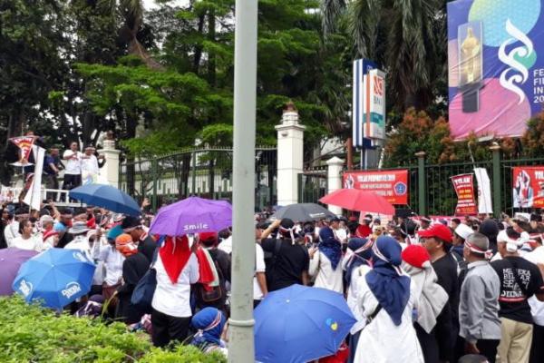 Setidaknya 1.780 demonstran berkumpul di depan kantor Kementerian Pendidikan dan Kebudayaan (Kemdikbud) Jakarta pada Rabu (8/1) pagi.