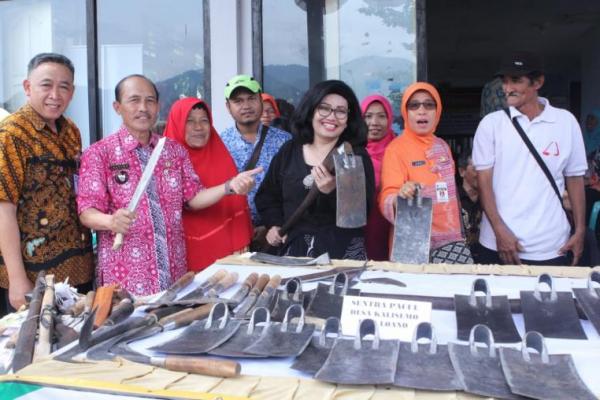 Kementerian Koperasi dan UKM mendorong seluruh perajin cangkul yang ada di sentra cangkul Desa Kalisemo, Kecamatan Loano, Kabupaten Purworejo, Jawa Tengah, agar tergabung dalam satu wadah usaha bernama koperasi.