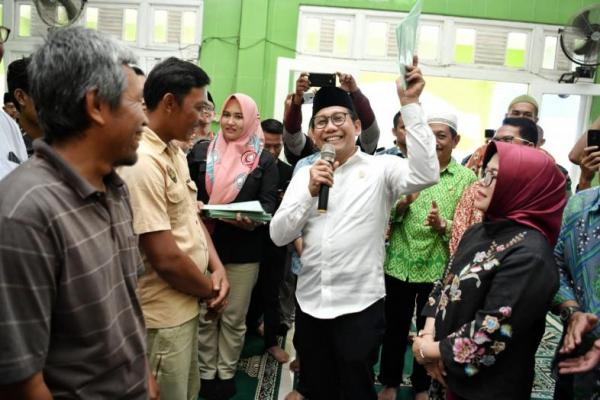 Penyerahan sertifikat diberikan secara simbolik kepada 15 transmigran di Islamic Centre yang ada di KPB Rasau Jaya.