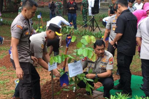 Gerakan tanam seribu pohon di Jakarta yang dilakukan Polri mendapat penghargaan MURI.