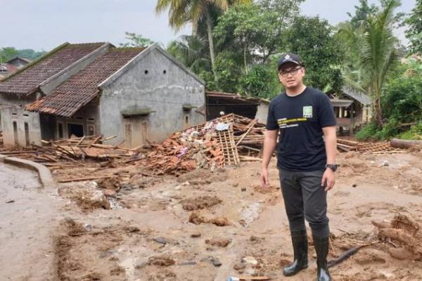 Musibah banjir dan longsor di Desa Sukajaya memporak porandakan wilayah tersebut. Tommy Kurniawan langsung kelokasi.