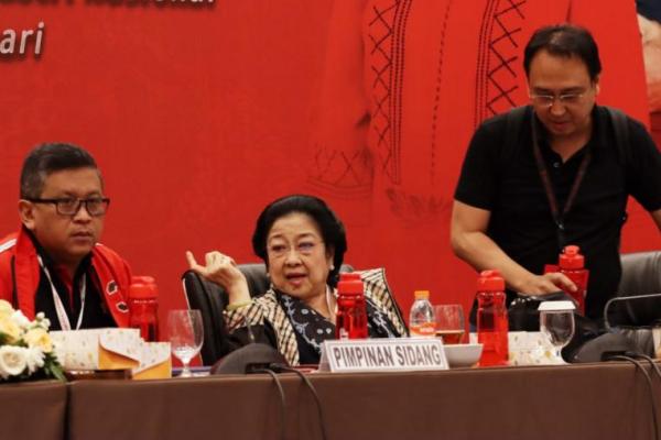 Megawati sesekali terlihat berdiskusi dengan Hasto dan Prananda sambil menunjuk ke kertas yang dipegangnya.