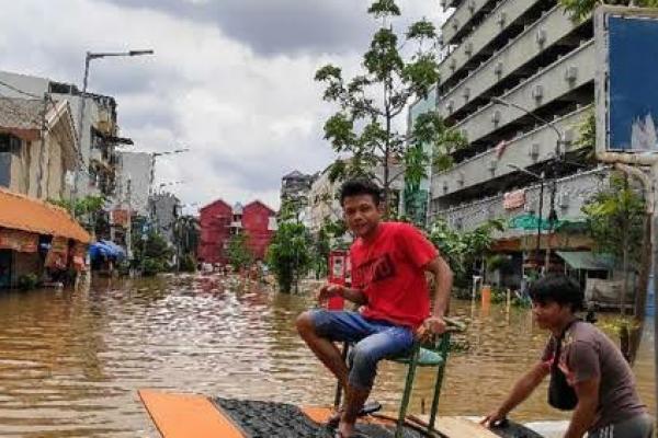 Mereka menuntut pertanggungjawaban Pemprov DKI karena tidak bisa berjualan selama banjir