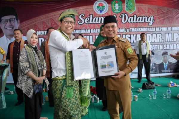 Menteri Desa, Pembangunan Daerah Tertinggal, dan Transmigrasi Abdul Halim Iskandar mendapat Anugerah Bintang Kekerabatan Kesultanan Sambas 