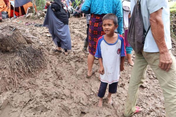 Warga Desa Bungur Mekar, Mulyana (45), mengungkapkan tidak ada harta benda yang berhasil dia selamatkan ketika banjir melanda pada 1 Januari 2020 lalu. Rumahnya hanyut.