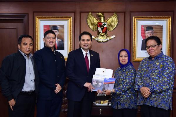 Wakil Ketua DPR Azis Syamsuddin mengimbau Ombudsman RI untuk segera menindaklanjuti pengaduan masyarakat dalam hal pengawasan terhadap peningkatan kualitas pelayanan publik di sejumlah daerah Indonesia.