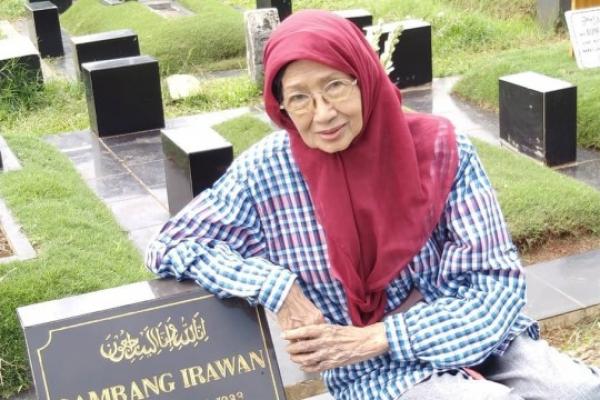 Sekitar 2 minggu lalu Ria Irawan meninggal dunia, kini sang Ibu Ade Irawan tutup usia.