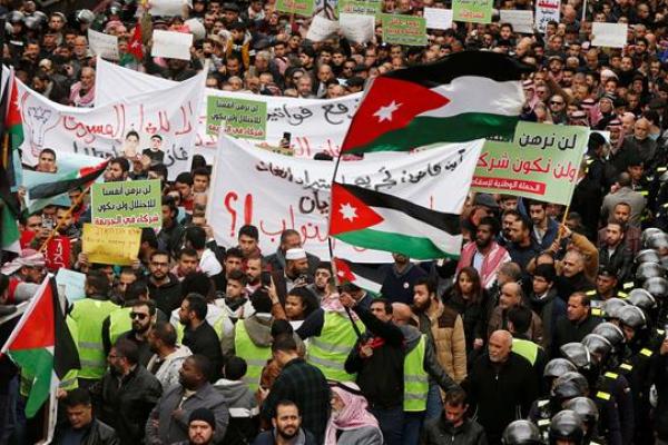 Demonstran menentang Kesepakatan Gas dengan Entitas Zionis, di ibukota Amman, menyerukan Perdana Menteri Omar, Razzaz untuk mundur.