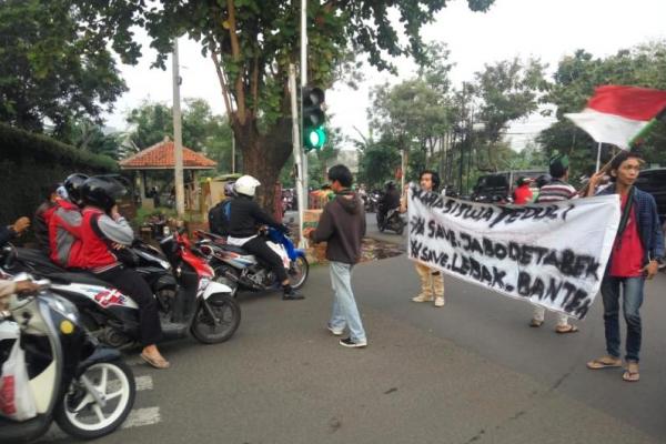 Serikat Akademi Sulawesi Barat (Sandek Sulbar) menggelar aksi penggalangan dana di kawasan Lebak Bulus, Cilandak