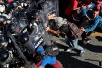 Meksiko Blokir Ratusan Migran Melintasi Perbatasan