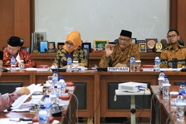 Komite III DPD RI menggelar Rapat Dengar Pendapat (RDP) dengan Persatuan Guru Republik Indonesia (PGRI) dan Badan Standar Nasional Pendidikan (BSNP), di Ruang Rapat Komite III DPD RI, Senin (20/1).