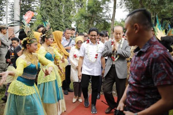  Abdul Halim Iskandar mengajak Duta Besar Republik Rakyat Tiongkok Mr. Xiao Qian ke Desa Sukajaya, Kecamatan Sukabumi, Kabupaten Sukabumi.