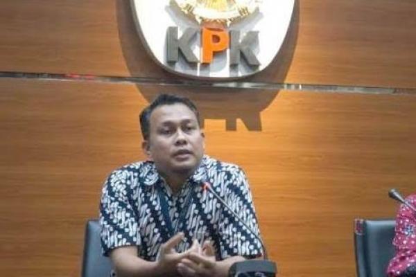 KPK menetapkan Kepala Dinas PUPR Kabupaten Lampung Selatan periode 2016–2017 Hermansyah Hamidi sebagai tersangkat terkait dugaan korupsi pengadaan barang dan Jasa.
