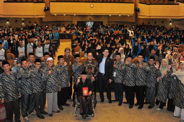 Sekitar 400 siswa Madrasah Aliyah Al Jauharotunnaqiyah, Cibeber, Banten, berkunjung ke Majelis Permusyawaratan Rakyat (MPR).