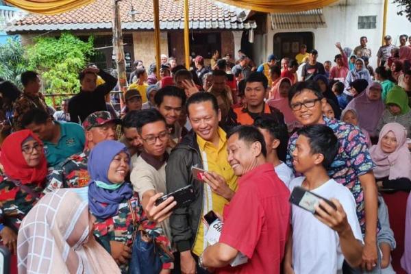 Ketua MPR RI Bambang Soesatyo kembali menyalurkan bantuan sosial kepada saudara-saudara yang terkena musibah banjir di Kelurahan Cililitan