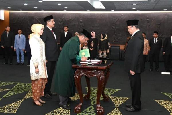 Ketua MPR RI Bambang Soesatyo melantik pergantian anggota MPR RI antar waktu (PAW)