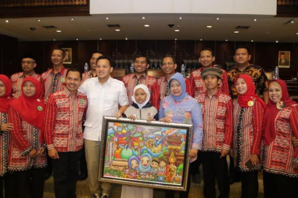 Kedatangan mereka di Gedung MPR, Senayan, Jakarta, disambut langsung oleh anggota MPR dari Fraksi Partai Gerindra Moreno Soeprapto