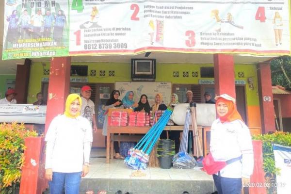 Ketua MPR RI Bambang Soesatyo kembali menyerahkan bantuan sosial kepada korban banjir di Pondok Gede Permai, Jati Asih, Bekasi. 