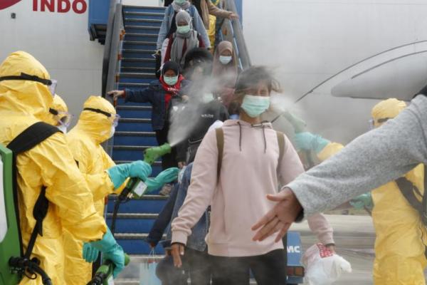 Jumlah total secara nasional yang terjangkit virus tersebut sudah dari 13.700, berdasarkan angka yang sebelumnya dikeluarkan pemerintah di Beijing.