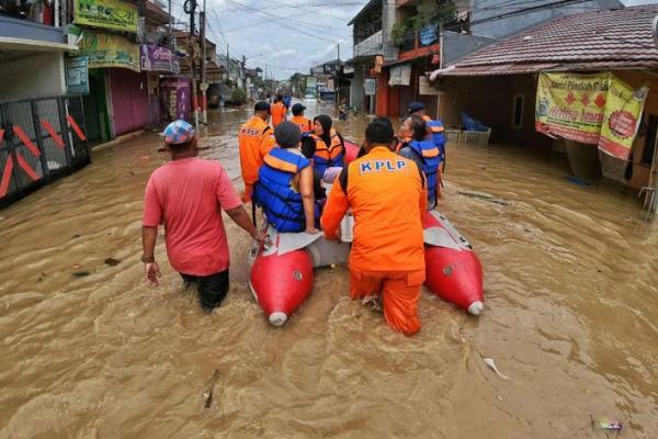 Anggota Komisi VII DPR RI, Jefry Romdonny menyalurkan bantuan kepada korban banjir di Desa Pangkalan Pari, Karawang.