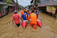 DPR Salurkan Bantuan ke Korban Banjir Karawang
