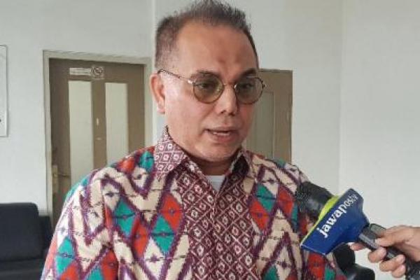 Menteri Agama yang seharusnya menjadi menteri bagi semua agama di Indonesia, hanya sibuk mengurusi hal-hal tidak berfaedah mengenai tetek bengek suatu agama