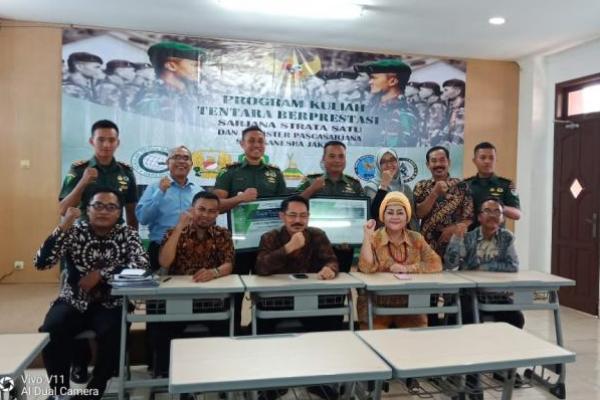 Proses kuliah perdana hasil kerjasama Sekolah Tinggi Ilmu Ekonomi (STIE) Ganesha Jakarta dengan Batalyon Infanteri 310/Kidang Kancana dimulai