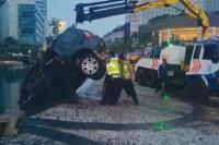 Kecelakaan, Land Rover "Mandi" di Air Mancur Bundaran HI