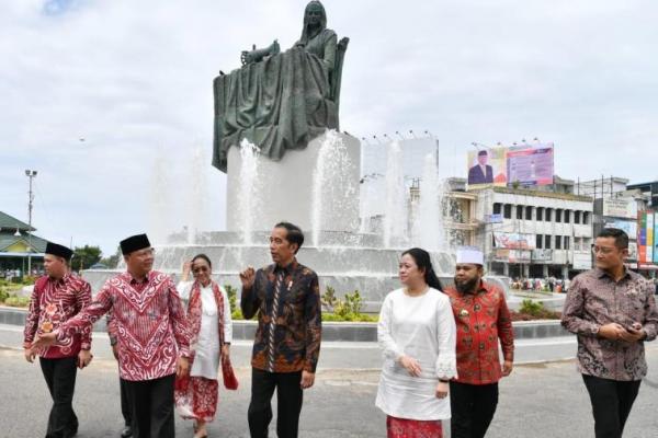 Presiden Joko Widodo meresmikan Monumen Pahlawan Nasional Ibu Agung Hj. Fatmawati Sukarno di Simpang Lima Ratu Samban, Kota Bengkulu, Rabu (5/2). Peresmian ini dilakukan bertepatan dengan hari lahir Ibu Fatmawati, yaitu pada 5 Februari 1923.