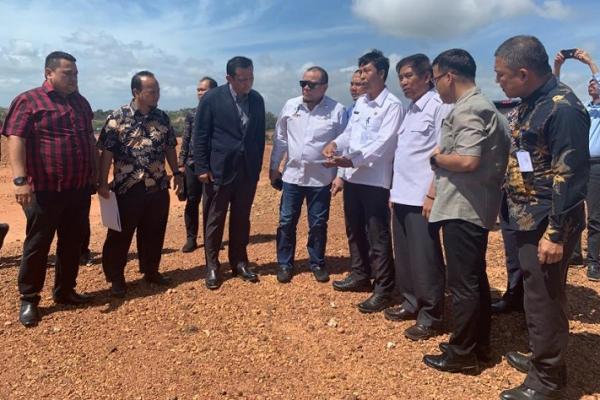 Demi menghargai aspirasi warga dan pemerintah provinsi Kepulauan Riau, Ketua DPD RI AA LaNyalla Mahmud Mattalitti beserta sejumlah Senator menyempatkan diri meninjau langsung titik lokasi rencana tiang pancang pembangunan Jembatan Batam-Bintang di Kota Batam.