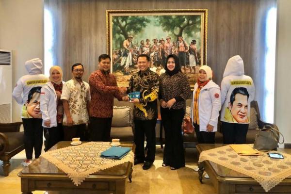Ketua MPR RI Bambang Soesatyo dan Azis Samuel yang juga pembina Gerakan Keadilan Bangun Solidaritas (GERAK BS) memberangkatkan sebelas orang anggota tim suksesnya 
