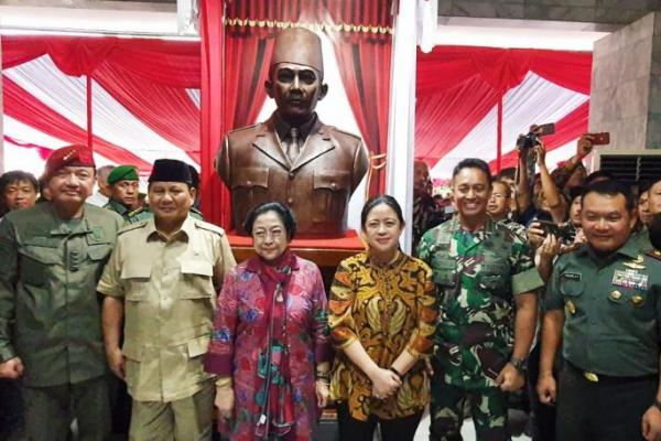 Ketua DPR RI Puan Maharani, turut menghadiri penandatanganan prasasti sekaligus peresmian Patung Bung Karno di kompleks Akademi Militer Magelang, Jawa Tengah.