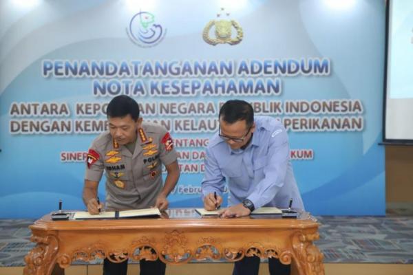 Menteri Kelautan dan Perikanan, Edhy Prabowo bersama Kapolri Jenderal Idham Azis menandatangani adendum nota kesepahaman (MoU) antara dua lembaga tentang sinergitas pengamanan dan penegakan hukum di bidang keluatan dan perikanan.