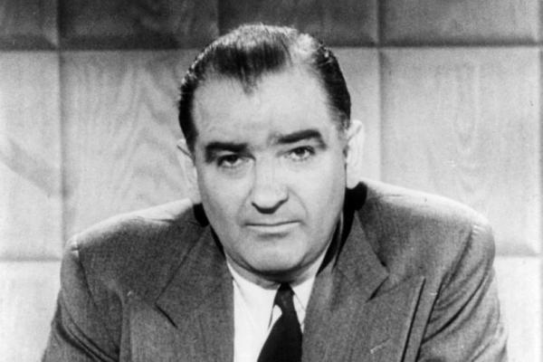 Pada 9 Februari 1950, Senator A.S. Joseph McCarthy, R-Wis., Menuduh Departemen Luar Negeri A.S. dipenuhi dengan komunis, menyentuh 