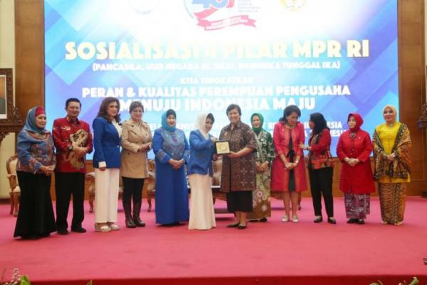 kaum wanita Indonesia saat ini, sudah bangkit dan selangkah lebih maju dalam kehidupan bermasyarakat, berbangsa dan bernegara