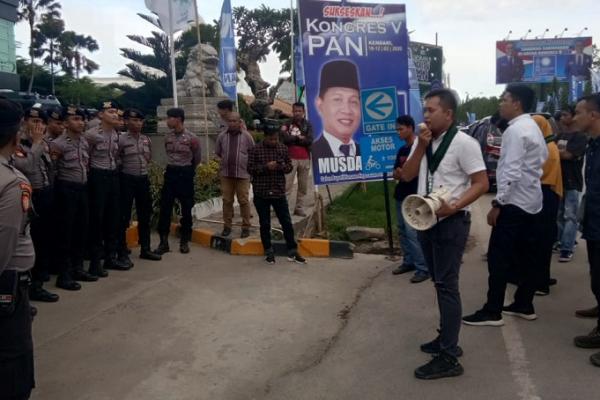HMI menggelar aksi demontrasi di depan Hotel Claro, tempat Kongres PAN ke-V diselenggarakan. Mereka menuntut agar Zulkifli Hasan angkat kaki dari Kendari, Sulawesi Tenggara.