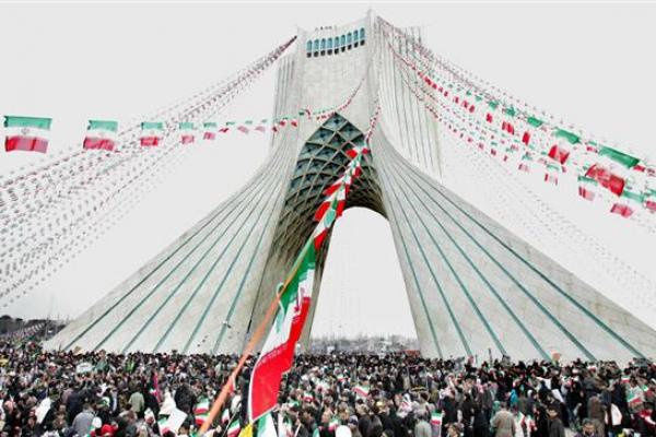 Warga Iran di desa dan kota juga menghadiri demonstrasi serupa secara massal untuk memperbarui kesetiaan mereka pada cita-cita Imam Khomeini, almarhum arsitek Revolusi dan pendiri Republik Islam.