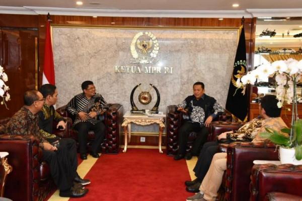 Ketua MPR RI Bambang Soesatyo mendesak Kementerian Pekerjaan Umum dan Perumahan Rakyat (PUPR) untuk segera mencari jalan keluar terhadap tingginya kebutuhan rumah bagi Masyarakat