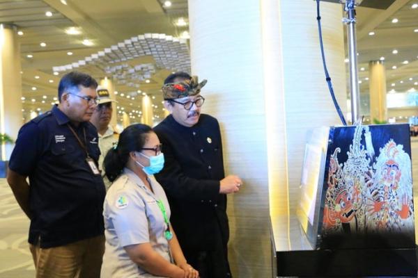 Wakil Gubernur Bali Tjokorda Oka Artha Ardhana Sukawati (Cok Ace) meninjau langsung penggunaan alat Body Thermal Scanner di Bandara Internasional I Gusti Ngurah Rai, Badung, pada Minggu (26/1) sore.