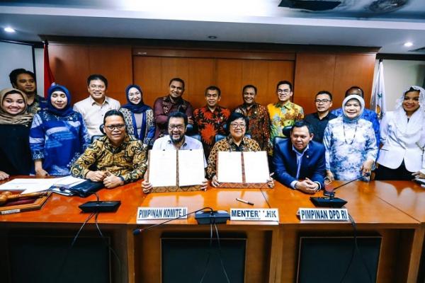 Komite II DPD RI melaksanakan rapat kerja (raker) dengan Menteri Lingkungan Hidup dan Kehutanan RI, Siti Nurbaya Bakar di DPD RI, Senin (17/2) untuk membahas program kerja dari Kementerian LHK.