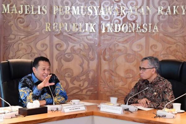 Bamsoet usai menerima Komisioner OJK, di Ruang Kerja Ketua MPR RI, di Jakarta, Selasa (18/2/20).