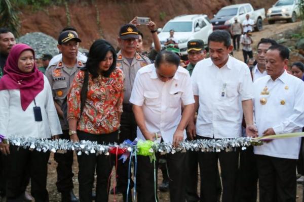Wamen Budi Arie mengajak pemerintah daerah mulai provinsi hingga kabupaten agar gotong royong mensukseskan program pemerintah khususnya transmigrasi.