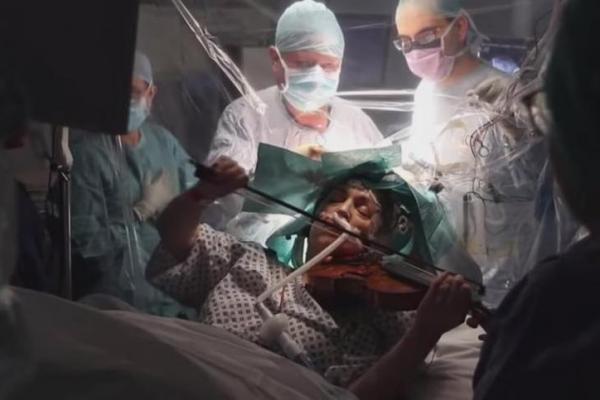 Seorang ahli bedah otak di London meminta seorang pasien memainkan biolanya selama pengangkatan tumor 