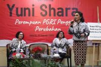 Kisah Yuni Shara Selamatkan Sekolah Ambruk di Malang