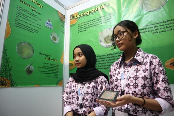 Dua siswa SMA Kharisma Bangsa, Aura Aisha Arba`aini dan Fatma Eliv Alivamurti berhasil menciptakan edible film dari kulit pepaya.