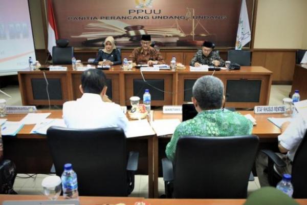 Komite III DPD RI meminta Kementerian Kesehatan RI untuk meningkatkan standar keberadaan fasilitas kesehatan yang memenuhi standar di setiap daerah di Indonesia.